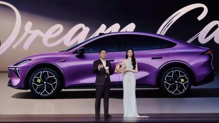 年轻人的第一台轿跑，深蓝L06上市即爆款，售价13.29万元起