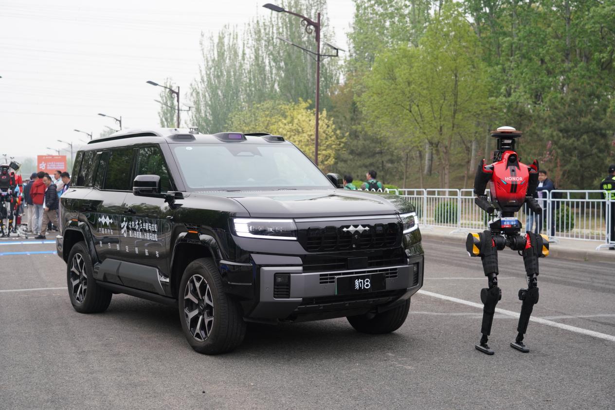 方程豹护航全球首场人形机器人马拉松，共谱未来出行新篇章